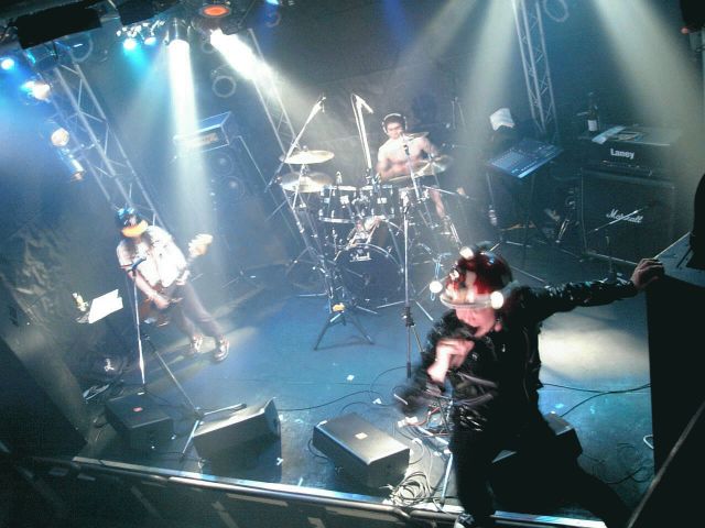 ���i�͒n���S�𑢂��Ă��܂��B